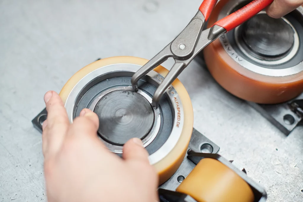 ALFA-Speed Kunststoff-Führungsrollen für höchste Geschwindigkeiten Montage und Justage einer Führungsrolle aus Kunststoff