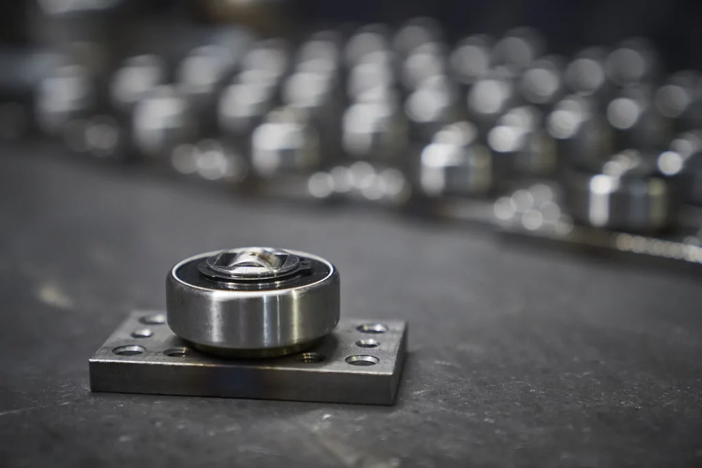 Schwerlast-Führungsrollen für präzise Bewegung und sichere Aufnahme hoher Lasten in der Fördertechnik Schwerlast-Führungsrolle aus Metall zur Aufnahme und Bewegung hoher Lasten in Fördersystemen