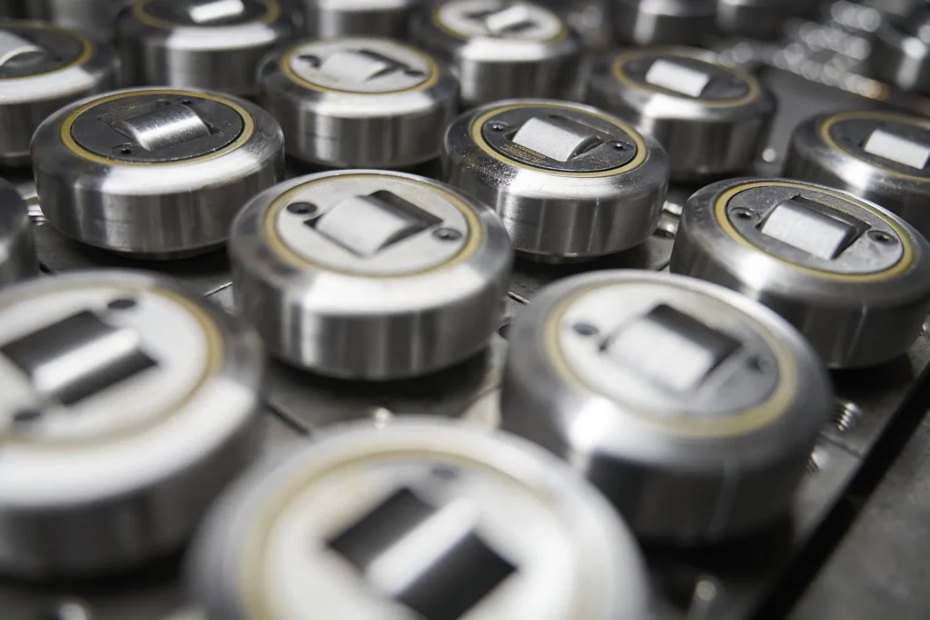 Führungsrollen für präzise Führung, hohe Belastbarkeit und zuverlässige Bewegung in Fördersystemen Führungsrollen aus Metall für präzise Führung und Bewegung in Fördersystemen